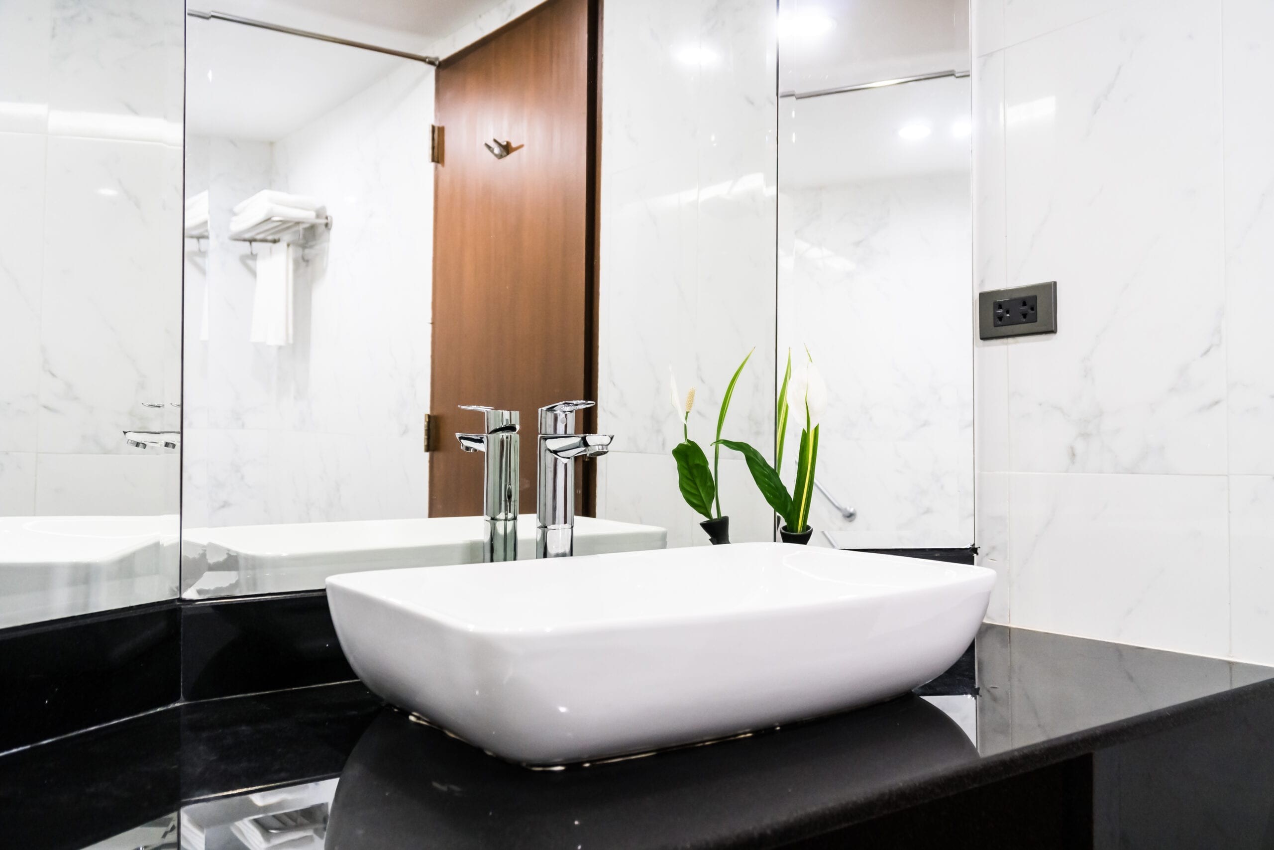How to Create a Minimalist Bathroom That Still Has Great Style