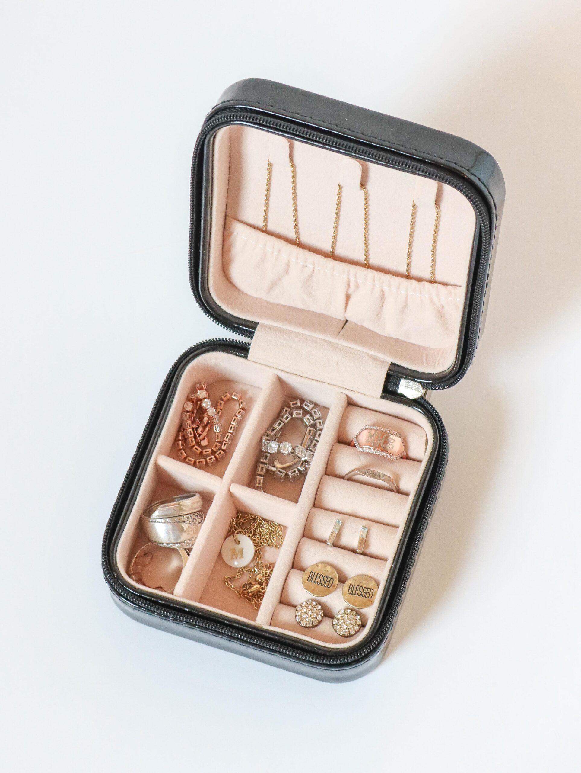 How to Pack Necklaces for Travel or Moving 15 Easy Ways anyone can do