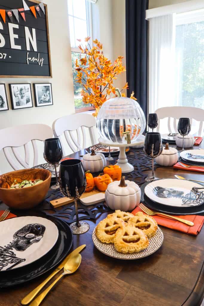 halloween party tablesetting