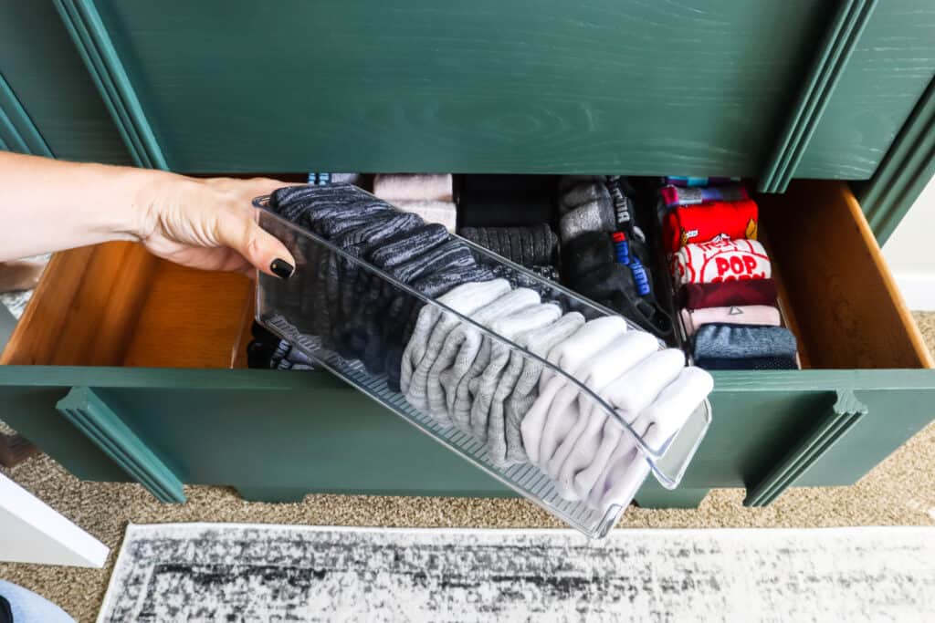 HOW TO FOLD AND ORGANIZE SOCKS